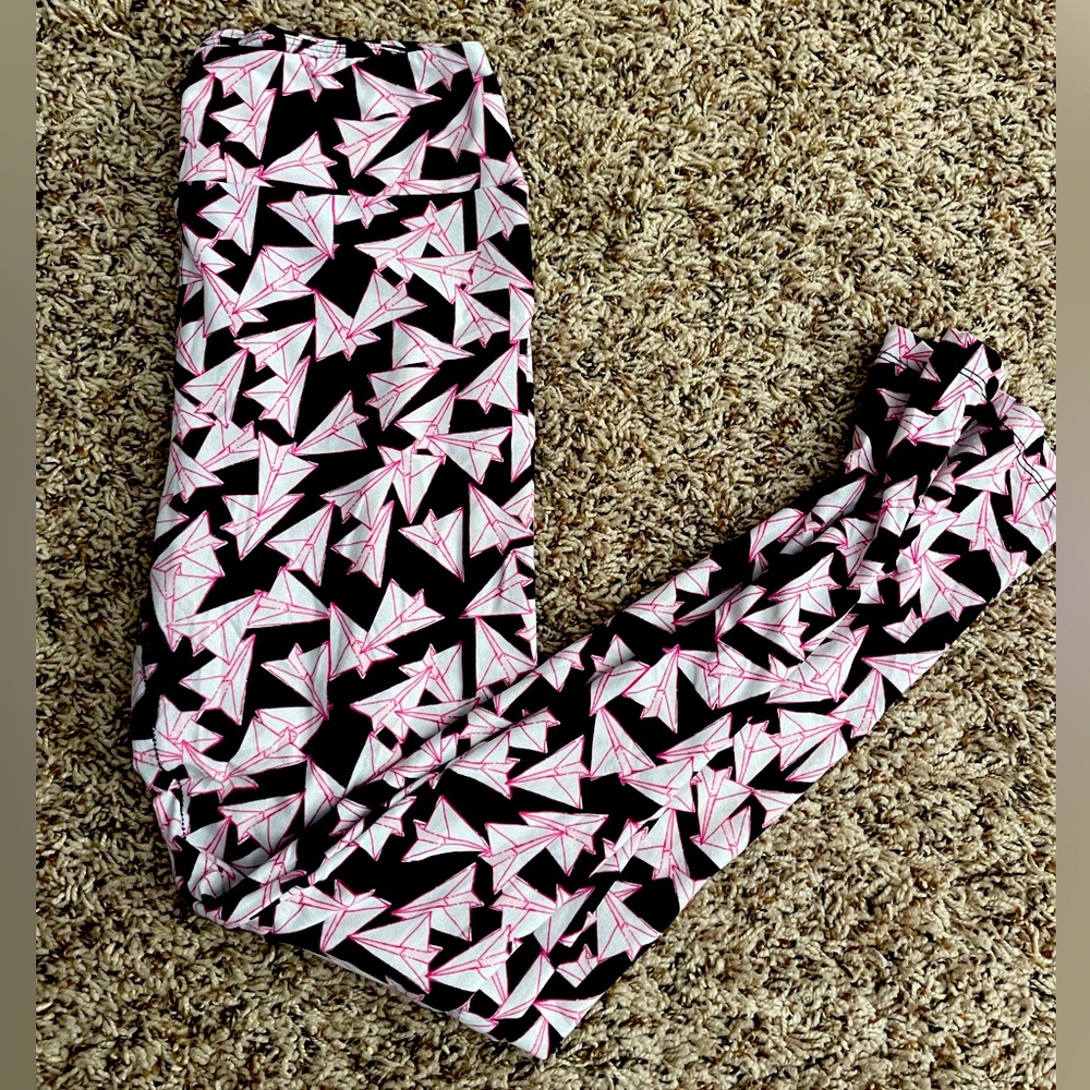 Incredibly unique paper airplane leggings. Great condition.